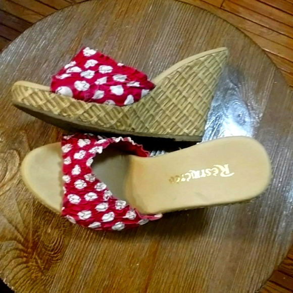 Pair wedge slip on red/white shoes - Picture 2 of 8